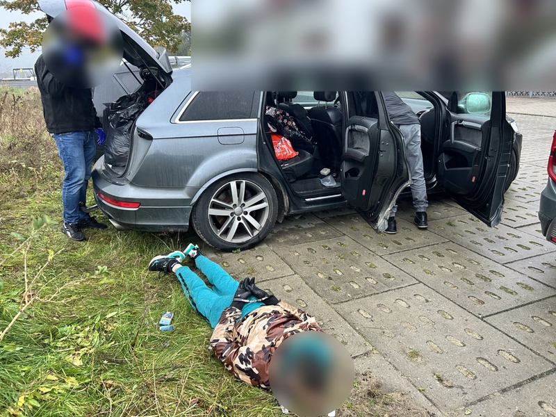 Policjanci z Wejherowa zabezpieczyli ponad 80 kilogramów narkotyków i 320 litrów prekursorów do ich produkcji