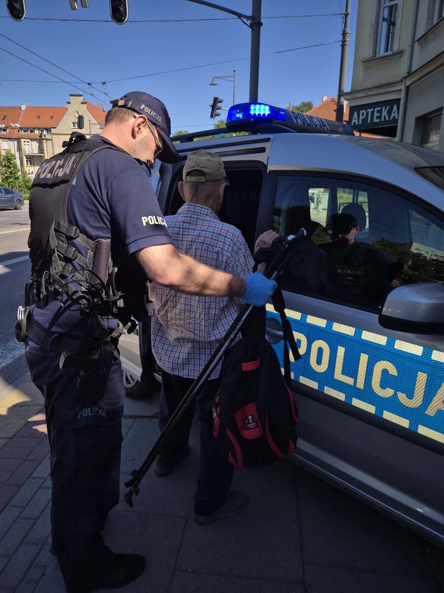 Zdezorientowany 84-latek stał na środku Alei Niepodległości. Dzięki szybkiej reakcji policjantów bezpiecznie wrócił pod opiekę rodziny