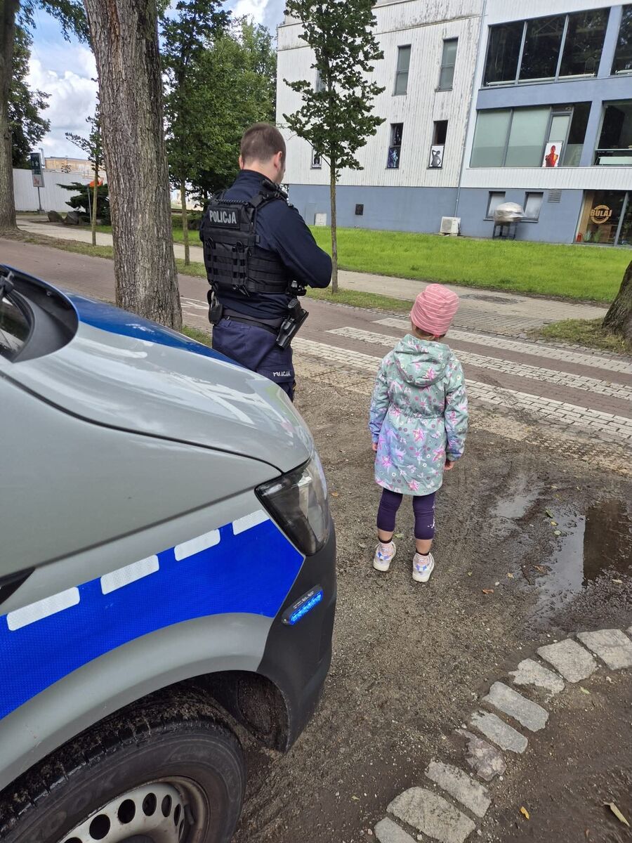 Policjanci wypatrzyli samotną 6-latkę w tłumie turystów. Dzięki nim chwilę później dziewczynka była już bezpieczna w ramionach rodziców