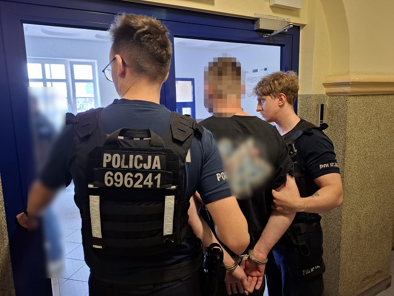 Pijany kierowca uderzył w autobus przewożący ponad 50 pasażerów
