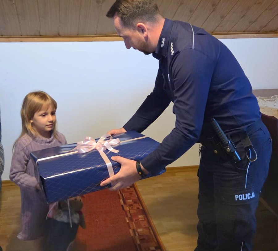 5-letnia Sara wezwała pomoc do nieprzytomnej mamy. Dziewczynka otrzymała podziękowania od służb